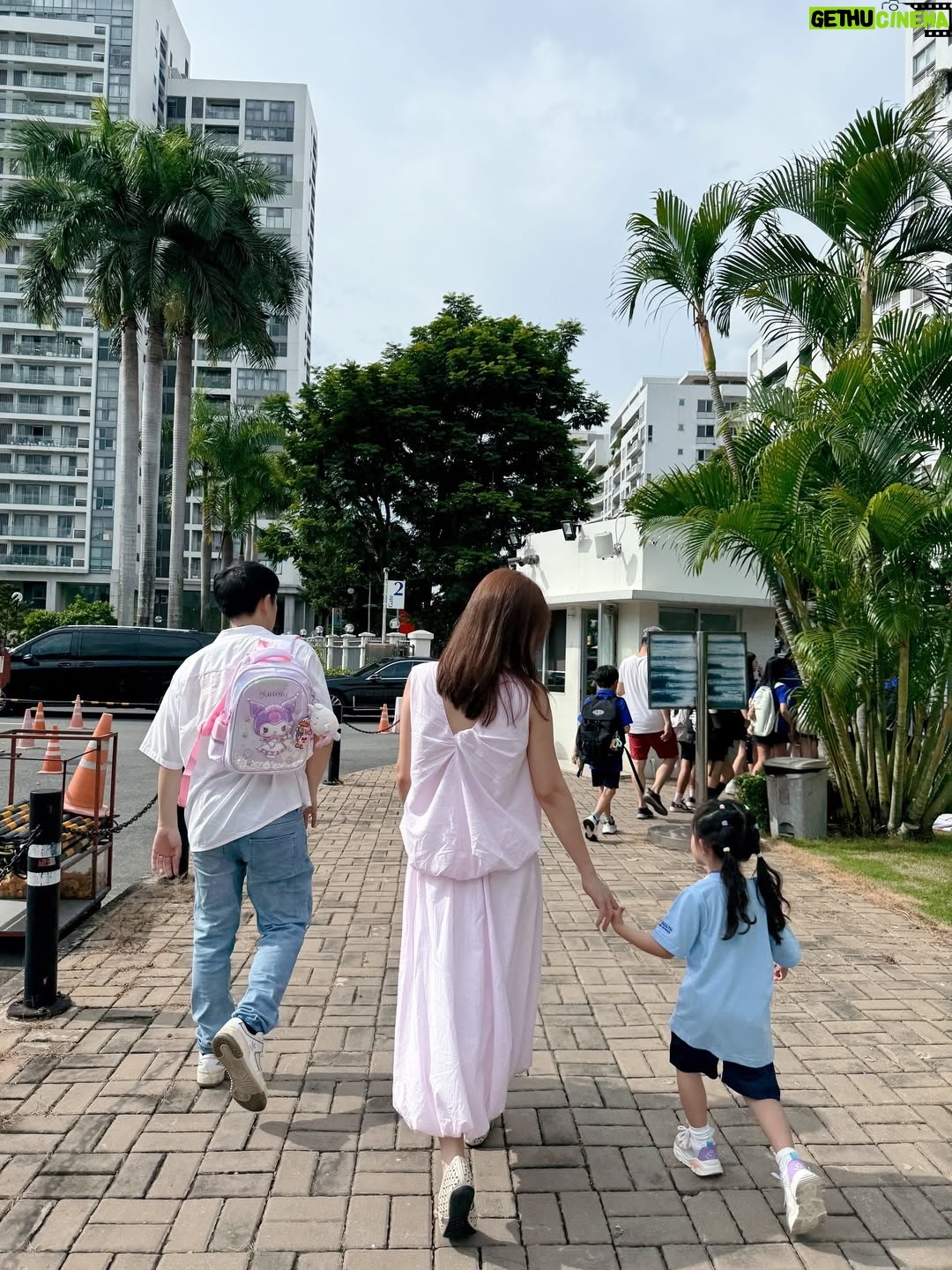 Dong Nhi - 38K Likes - Hình kỷ niệm chị hai Winnie hoàn thành ngày học đầu tiên tại ngôi trường mới 💓💓

#dongnhi #ongcaothang #winnieong #nhithangfamily