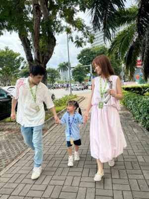 Dong Nhi Instagram - HƬnh kį»· niį»m chį» hai Winnie hoĆ n thĆ nh ngĆ y hį»c Äįŗ§u tiĆŖn tįŗ”i ngĆ“i trʰį»ng mį»i šš
#dongnhi #ongcaothang #winnieong #nhithangfamily