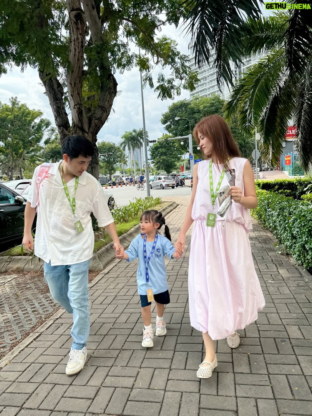 Dong Nhi - 38K Likes - Hình kỷ niệm chị hai Winnie hoàn thành ngày học đầu tiên tại ngôi trường mới 💓💓

#dongnhi #ongcaothang #winnieong #nhithangfamily