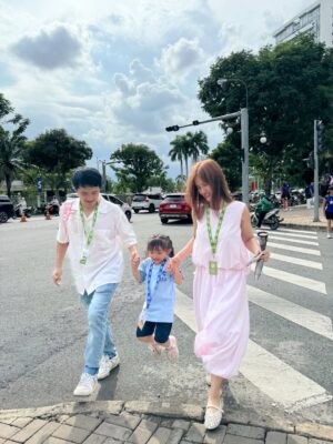 Dong Nhi Instagram - HƬnh kį»· niį»m chį» hai Winnie hoĆ n thĆ nh ngĆ y hį»c Äįŗ§u tiĆŖn tįŗ”i ngĆ“i trʰį»ng mį»i šš
#dongnhi #ongcaothang #winnieong #nhithangfamily