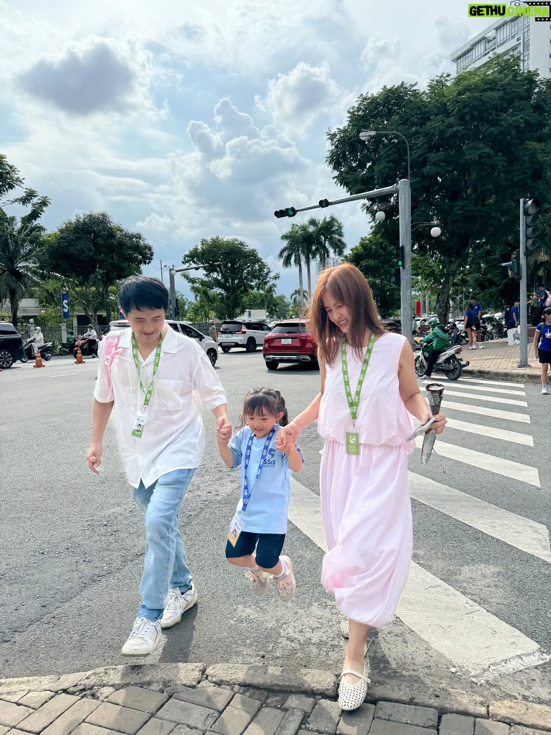 Dong Nhi - 38K Likes - Hình kỷ niệm chị hai Winnie hoàn thành ngày học đầu tiên tại ngôi trường mới 💓💓

#dongnhi #ongcaothang #winnieong #nhithangfamily