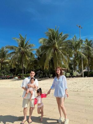 Dong Nhi Instagram - Grateful for the laughs, sunsets, and family moments shared at @rasasentosa . Sentosa was made even more magical with your incredible hospitality ā¤ļø
#nhithangfamily
#DiscoverSentosa
#SentosaIsland
#SentosaDiscoverySquad
#discoversentosa #singapore #exploresingapore