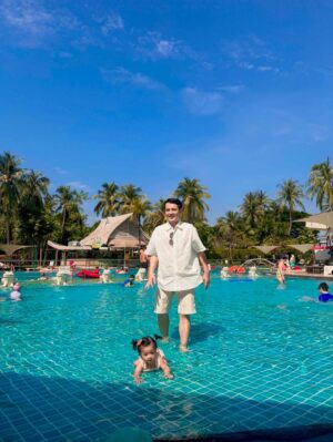 Dong Nhi Instagram - Grateful for the laughs, sunsets, and family moments shared at @rasasentosa . Sentosa was made even more magical with your incredible hospitality ā¤ļø
#nhithangfamily
#DiscoverSentosa
#SentosaIsland
#SentosaDiscoverySquad
#discoversentosa #singapore #exploresingapore