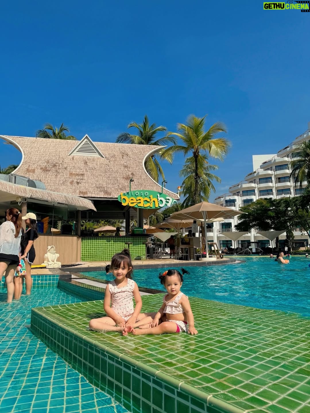 Dong Nhi - 9.8K Likes - Grateful for the laughs, sunsets, and family moments shared at @rasasentosa . Sentosa was made even more magical with your incredible hospitality ❤️

#nhithangfamily
#DiscoverSentosa
#SentosaIsland 
#SentosaDiscoverySquad
#discoversentosa #singapore #exploresingapore