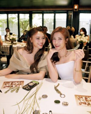 Dong Nhi Instagram - Missing Bangkok already
Leaf weaving workshop with the girls and @tiffanyandco š©µ
#DongNhi #TiffanyAndCoBangkok #TiffanyAndCo