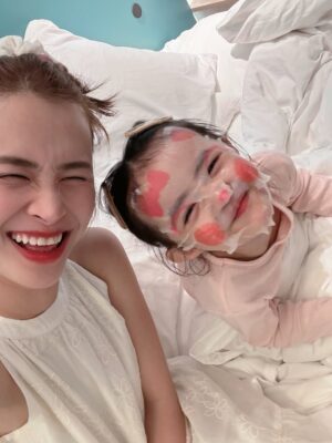 Dong Nhi Instagram - Kỷ nghỉ hè đáng nhớ của 2 chị em @winnieong_diary , @hannieong2108. Ba mẹ cũng có thêm một kỷ niệm dễ thương cùng 2 “cục vàng” 🌻💘😘