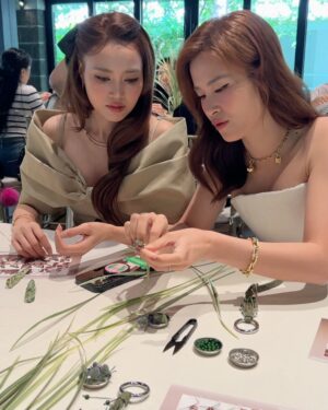 Dong Nhi Instagram - Missing Bangkok already
Leaf weaving workshop with the girls and @tiffanyandco š©µ
#DongNhi #TiffanyAndCoBangkok #TiffanyAndCo