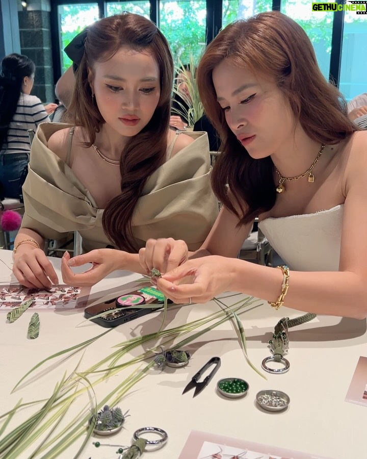 Dong Nhi - 8.8K Likes - Missing Bangkok already 
Leaf weaving workshop with the girls and @tiffanyandco 🩵
#DongNhi #TiffanyAndCoBangkok #TiffanyAndCo