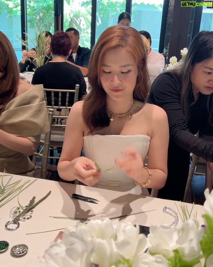 Dong Nhi - 8.8K Likes - Missing Bangkok already 
Leaf weaving workshop with the girls and @tiffanyandco 🩵
#DongNhi #TiffanyAndCoBangkok #TiffanyAndCo