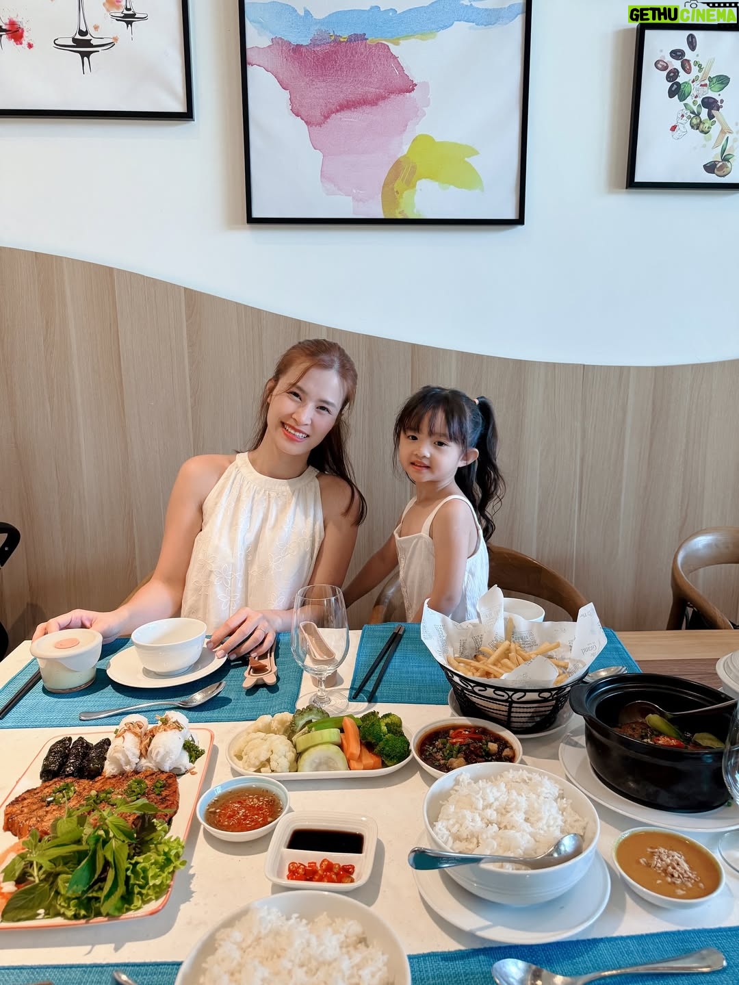 Dong Nhi - 14.9K Likes - Kỷ nghỉ hè đáng nhớ của 2 chị em @winnieong_diary , @hannieong2108. Ba mẹ cũng có thêm một kỷ niệm dễ thương cùng 2 “cục vàng” 🌻💘😘