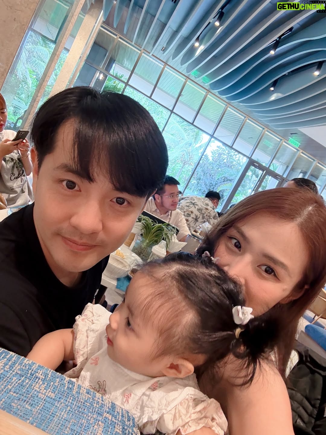 Dong Nhi - 14.9K Likes - Kỷ nghỉ hè đáng nhớ của 2 chị em @winnieong_diary , @hannieong2108. Ba mẹ cũng có thêm một kỷ niệm dễ thương cùng 2 “cục vàng” 🌻💘😘