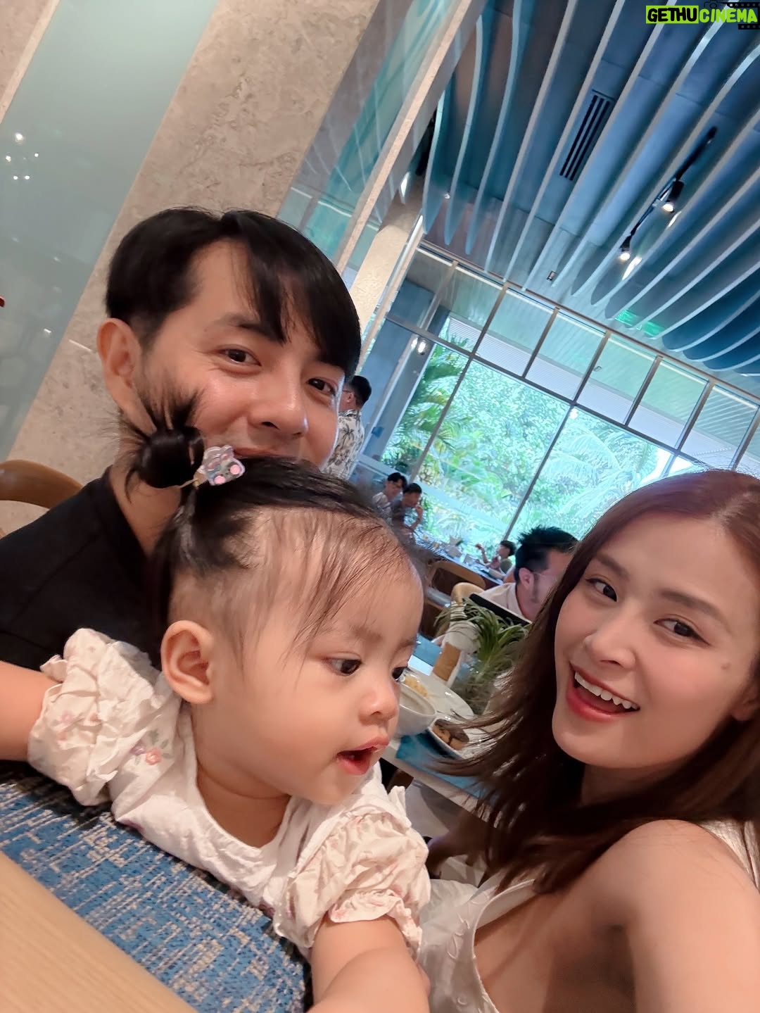 Dong Nhi - 14.9K Likes - Kỷ nghỉ hè đáng nhớ của 2 chị em @winnieong_diary , @hannieong2108. Ba mẹ cũng có thêm một kỷ niệm dễ thương cùng 2 “cục vàng” 🌻💘😘