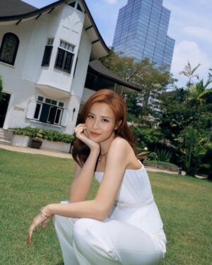 Dong Nhi Instagram - Missing Bangkok already
Leaf weaving workshop with the girls and @tiffanyandco š©µ
#DongNhi #TiffanyAndCoBangkok #TiffanyAndCo