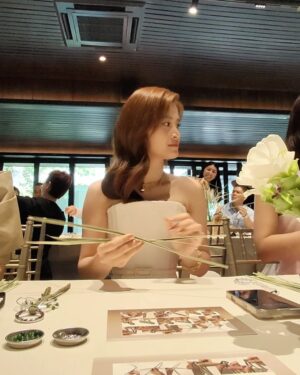Dong Nhi Instagram - Missing Bangkok already
Leaf weaving workshop with the girls and @tiffanyandco š©µ
#DongNhi #TiffanyAndCoBangkok #TiffanyAndCo