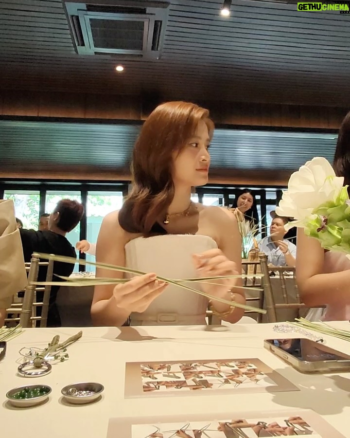 Dong Nhi - 8.8K Likes - Missing Bangkok already 
Leaf weaving workshop with the girls and @tiffanyandco 🩵
#DongNhi #TiffanyAndCoBangkok #TiffanyAndCo