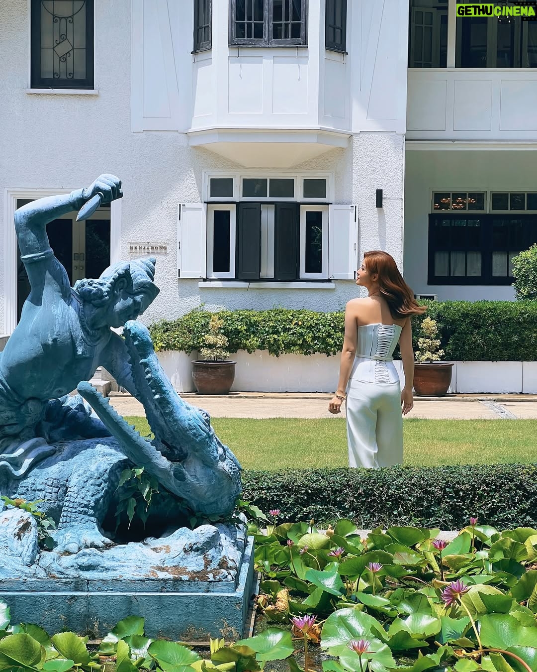 Dong Nhi - 8.8K Likes - Missing Bangkok already 
Leaf weaving workshop with the girls and @tiffanyandco 🩵
#DongNhi #TiffanyAndCoBangkok #TiffanyAndCo