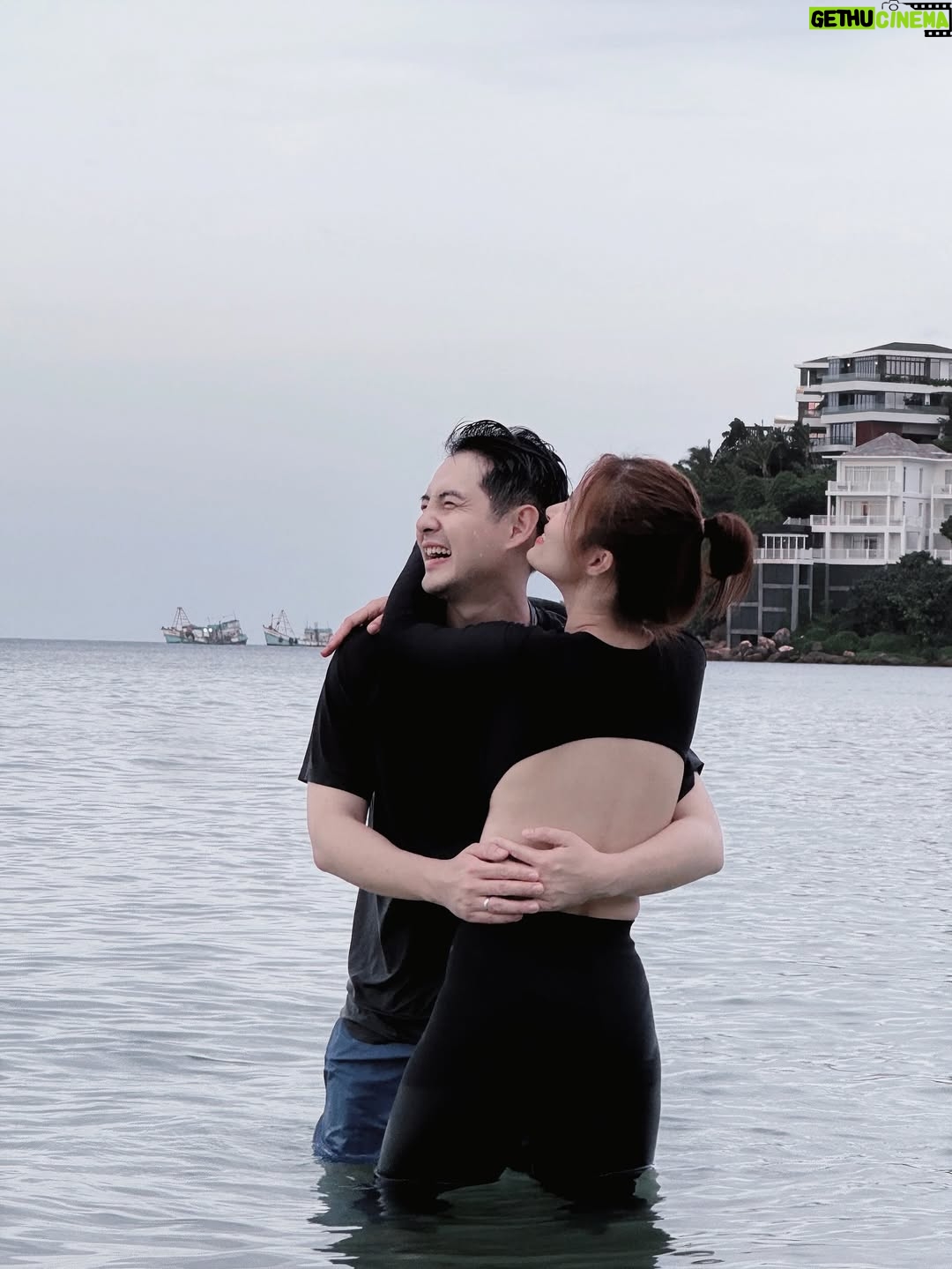 Dong Nhi - 12.9K Likes - Nghe đồn Bãi Khem Phú Quốc đẹp lắm, tận mắt trải nghiệm dính quá không muốn rời 😘😘
#dongnhi #ongcaothang