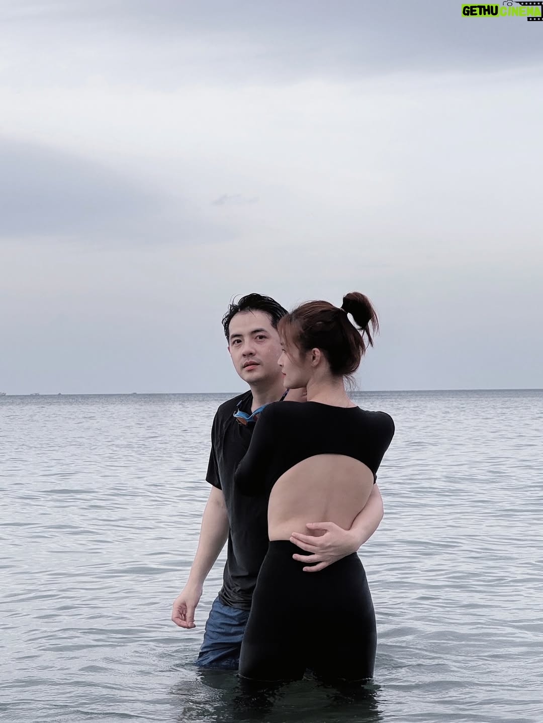 Dong Nhi - 12.9K Likes - Nghe đồn Bãi Khem Phú Quốc đẹp lắm, tận mắt trải nghiệm dính quá không muốn rời 😘😘
#dongnhi #ongcaothang