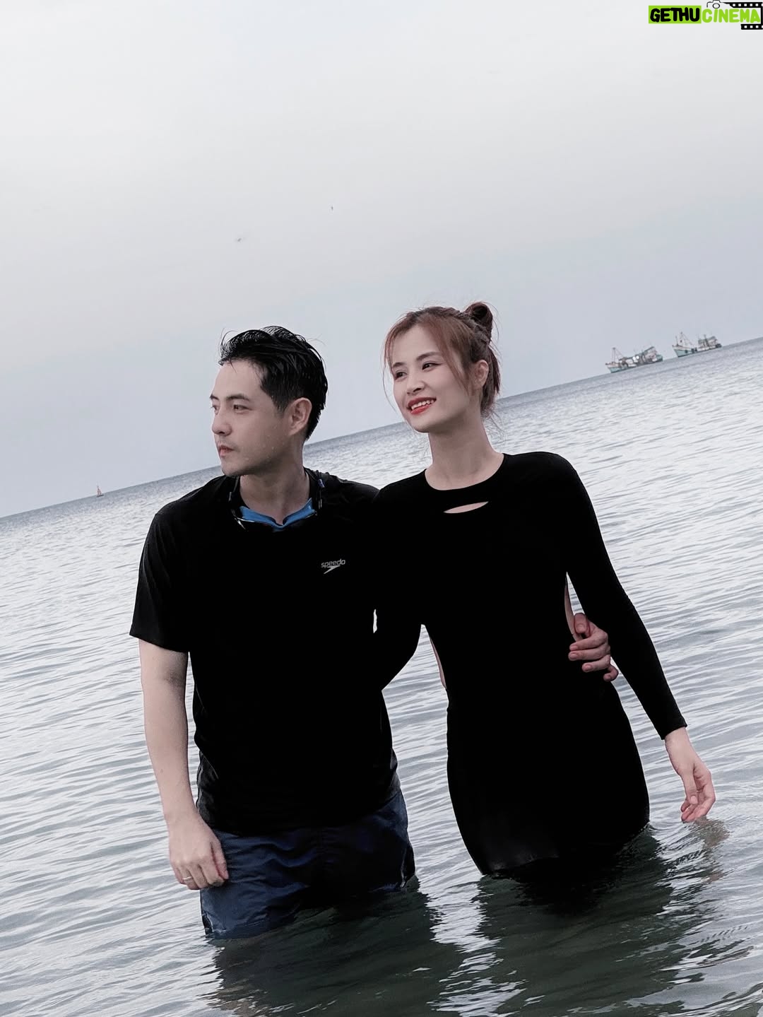 Dong Nhi - 12.9K Likes - Nghe đồn Bãi Khem Phú Quốc đẹp lắm, tận mắt trải nghiệm dính quá không muốn rời 😘😘
#dongnhi #ongcaothang