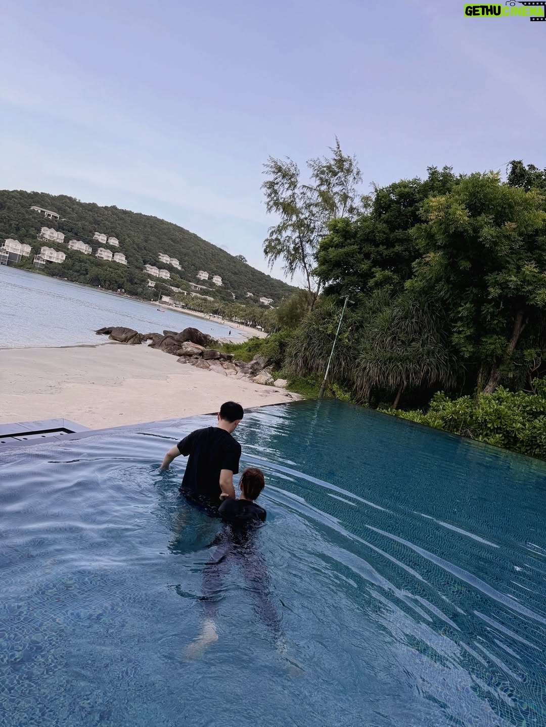 Dong Nhi - 12.9K Likes - Nghe đồn Bãi Khem Phú Quốc đẹp lắm, tận mắt trải nghiệm dính quá không muốn rời 😘😘
#dongnhi #ongcaothang
