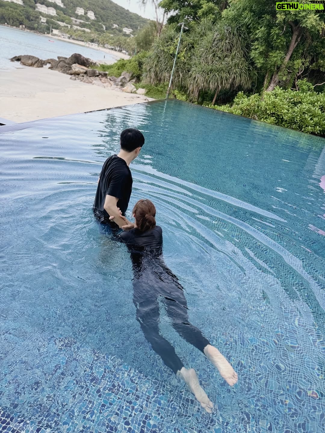 Dong Nhi - 12.9K Likes - Nghe đồn Bãi Khem Phú Quốc đẹp lắm, tận mắt trải nghiệm dính quá không muốn rời 😘😘
#dongnhi #ongcaothang