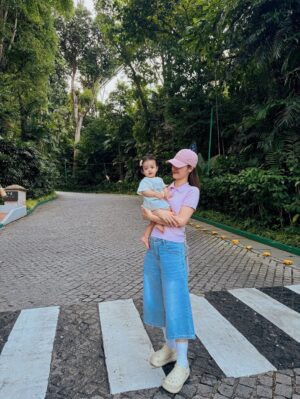 Dong Nhi Instagram - Universal Studios Water Park = two full days of nonstop fun. Big love to @sentosa_island for taking such good care of us. Singapore, youāve been all kinds of lovely š
#nhithangfamily
#DiscoverSentosa
#SentosaIsland
#SentosaDiscoverySquad
#discoversentosa #singapore #exploresingapore
