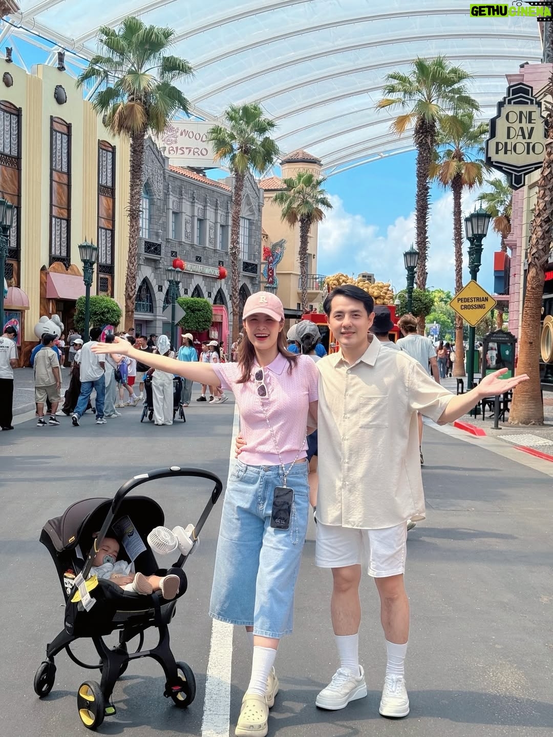 Dong Nhi - 8.4K Likes - Universal Studios   Water Park = two full days of nonstop fun. Big love to @sentosa_island for taking such good care of us. Singapore, you’ve been all kinds of lovely 😘

#nhithangfamily
#DiscoverSentosa
#SentosaIsland 
#SentosaDiscoverySquad
#discoversentosa #singapore #exploresingapore