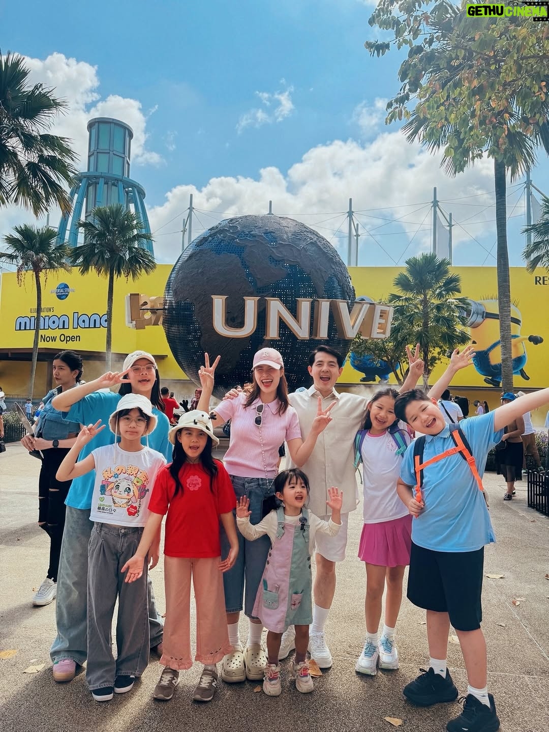 Dong Nhi - 8.4K Likes - Universal Studios   Water Park = two full days of nonstop fun. Big love to @sentosa_island for taking such good care of us. Singapore, you’ve been all kinds of lovely 😘

#nhithangfamily
#DiscoverSentosa
#SentosaIsland 
#SentosaDiscoverySquad
#discoversentosa #singapore #exploresingapore