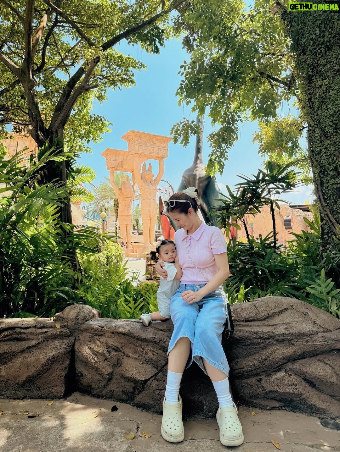 Dong Nhi - 8.4K Likes - Universal Studios   Water Park = two full days of nonstop fun. Big love to @sentosa_island for taking such good care of us. Singapore, you’ve been all kinds of lovely 😘

#nhithangfamily
#DiscoverSentosa
#SentosaIsland 
#SentosaDiscoverySquad
#discoversentosa #singapore #exploresingapore