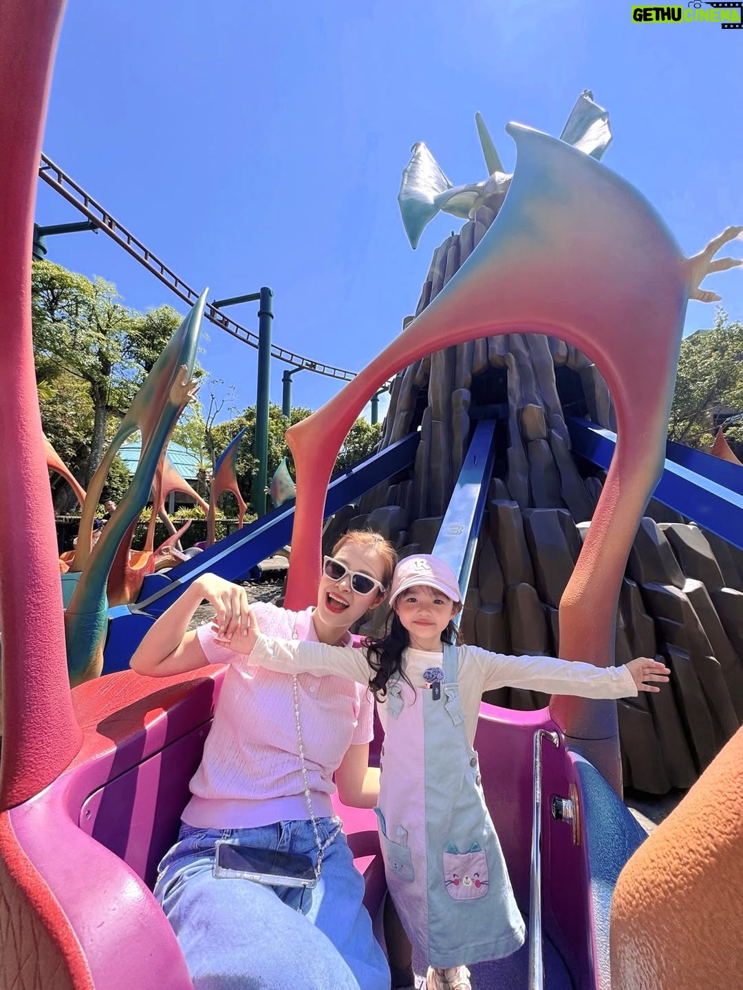 Dong Nhi - 8.4K Likes - Universal Studios   Water Park = two full days of nonstop fun. Big love to @sentosa_island for taking such good care of us. Singapore, you’ve been all kinds of lovely 😘

#nhithangfamily
#DiscoverSentosa
#SentosaIsland 
#SentosaDiscoverySquad
#discoversentosa #singapore #exploresingapore