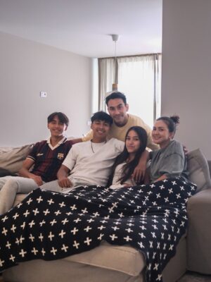 Donna Agnesia Instagram - Bersama merajut mimpi…
Waktunya melanjutkan rajutan impian & cita2 kiddos, tidak hanya mendampingi & membersamai, tapi juga menikmati & memaknai setiap prosesnya, jatuh bangun, susah sedih & semua cerita yang gak pernah terbayang akan sejauh ini…
Semangat Lio, Diego & Sabrina, always believe in your self and do your best! ❤️😘
#thesinathrya #dariusdonna #kiddos #liodiegosabrina
