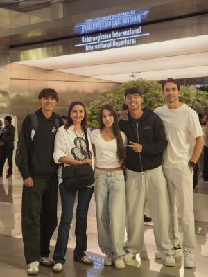 Donna Agnesia Instagram - Summer holiday is over…
Mama, Kakak Lio & Diego sudah harus berangkat ke Portugal, besok Senin kakak Lio langsung latian, Diego start hari Selasa, pre season bareng sama tim barunya.
Sabrina akhirnya stay dulu sementara, sambil nunggu visa baru papa, sebelum berangkat nyusul mama & kakak2. Always a mix feeling, ada di tempat yang sama untuk berpisah sebelum berjumpa lagi, sudah jadi bagian dari perjalanan keluarga kami & memasuki tahun kelima.
Safe flight and see you in a while Mama, Lio & Diego.. we love you ❤️❤️❤️
Makasi teman2 Lio & Diego yang ikut mengantar sampai ke aiport, sukses buat perjalanan kalian setahun kedepan yaa.
#thesinathrya #dariusdonna #kiddos #liodiegosabrina #family #love