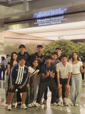 Donna Agnesia Instagram - Summer holiday is over…
Mama, Kakak Lio & Diego sudah harus berangkat ke Portugal, besok Senin kakak Lio langsung latian, Diego start hari Selasa, pre season bareng sama tim barunya.
Sabrina akhirnya stay dulu sementara, sambil nunggu visa baru papa, sebelum berangkat nyusul mama & kakak2. Always a mix feeling, ada di tempat yang sama untuk berpisah sebelum berjumpa lagi, sudah jadi bagian dari perjalanan keluarga kami & memasuki tahun kelima.
Safe flight and see you in a while Mama, Lio & Diego.. we love you ❤️❤️❤️
Makasi teman2 Lio & Diego yang ikut mengantar sampai ke aiport, sukses buat perjalanan kalian setahun kedepan yaa.
#thesinathrya #dariusdonna #kiddos #liodiegosabrina #family #love