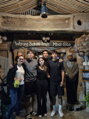 Donna Agnesia Instagram - Setelah 8 jam perjalanan, sampai juga di Jogja.
Kuliner pertama malam ini, bakmi Jowo Mbah Gito 😋
Dah laper berat, tiba2 ludes, Lio & Diego makan dua porsi!! Sekali2 cheating day yaaa boys. 😆
Besok lanjut ziarah ke makam eyang, we miss you eyang ❤️
#thesinathrya #dariusdonna #kiddos #liodiegosabrina #family #jogja