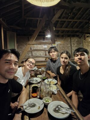 Donna Agnesia Instagram - Setelah 8 jam perjalanan, sampai juga di Jogja.
Kuliner pertama malam ini, bakmi Jowo Mbah Gito 😋
Dah laper berat, tiba2 ludes, Lio & Diego makan dua porsi!! Sekali2 cheating day yaaa boys. 😆
Besok lanjut ziarah ke makam eyang, we miss you eyang ❤️
#thesinathrya #dariusdonna #kiddos #liodiegosabrina #family #jogja