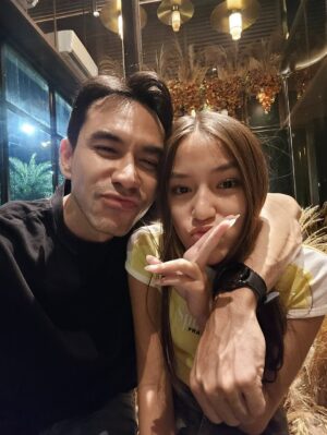 Donna Agnesia Instagram - Makan malam setelah main go kart!
Seru pake banget!! 😆🔥❤️✊
#thesinathrya #dariusdonna #kiddos #liodiegosabrina #gokart