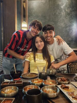 Donna Agnesia Instagram - Makan malam setelah main go kart!
Seru pake banget!! 😆🔥❤️✊
#thesinathrya #dariusdonna #kiddos #liodiegosabrina #gokart