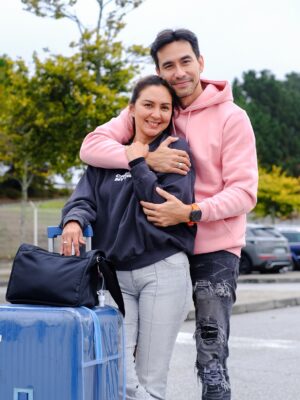 Donna Agnesia Instagram - Rasanya baru sebentar banget bisa berlima lagi, mama @dagnesia udah harus pulang ke Indonesia… 🥲
Miss you already sayang ❤️
Safe flight and see you soon 🤗
#thesinathrya #dariusdonna #family #love