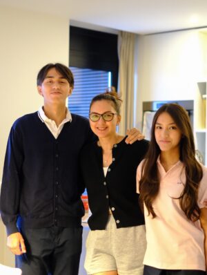 Donna Agnesia Instagram - Rasanya baru sebentar banget bisa berlima lagi, mama @dagnesia udah harus pulang ke Indonesia… 🥲
Miss you already sayang ❤️
Safe flight and see you soon 🤗
#thesinathrya #dariusdonna #family #love