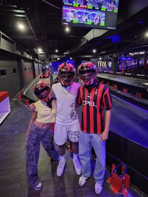 Donna Agnesia Instagram - Makan malam setelah main go kart!
Seru pake banget!! 😆🔥❤️✊
#thesinathrya #dariusdonna #kiddos #liodiegosabrina #gokart