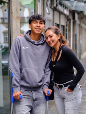 Donna Agnesia Instagram - Rasanya baru sebentar banget bisa berlima lagi, mama @dagnesia udah harus pulang ke Indonesia… 🥲
Miss you already sayang ❤️
Safe flight and see you soon 🤗
#thesinathrya #dariusdonna #family #love