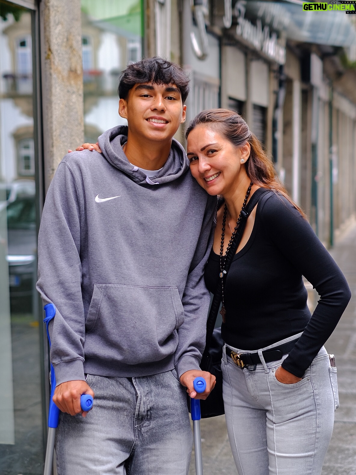 Donna Agnesia - 41.4K Likes - Rasanya baru sebentar banget bisa berlima lagi, mama @dagnesia udah harus pulang ke Indonesia… 🥲

Miss you already sayang ❤️

Safe flight and see you soon 🤗

#thesinathrya #dariusdonna #family #love