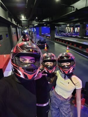 Donna Agnesia Instagram - Makan malam setelah main go kart!
Seru pake banget!! 😆🔥❤️✊
#thesinathrya #dariusdonna #kiddos #liodiegosabrina #gokart