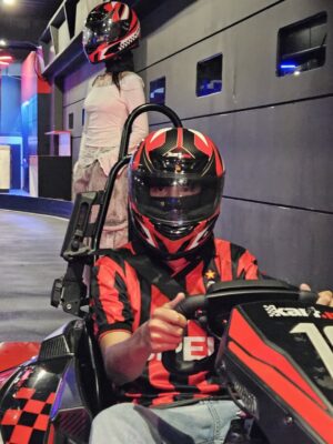 Donna Agnesia Instagram - Makan malam setelah main go kart!
Seru pake banget!! 😆🔥❤️✊
#thesinathrya #dariusdonna #kiddos #liodiegosabrina #gokart