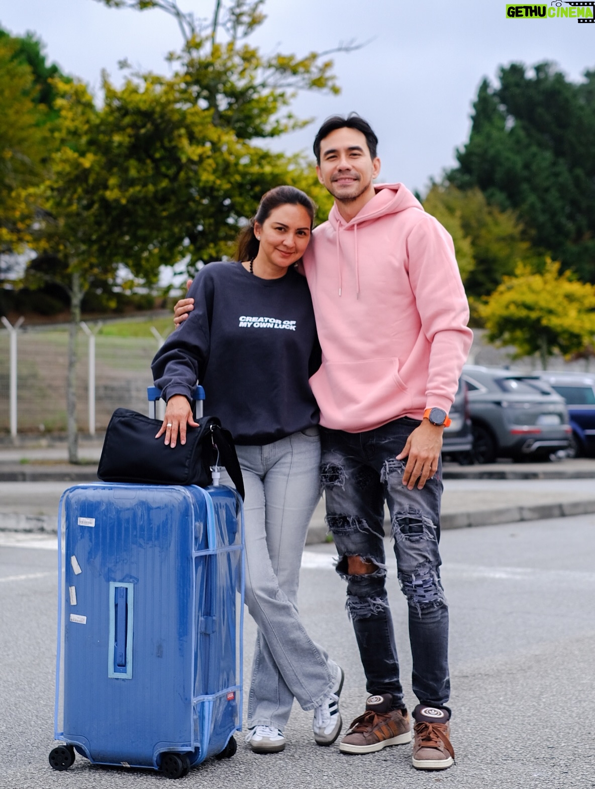 Donna Agnesia - 41.4K Likes - Rasanya baru sebentar banget bisa berlima lagi, mama @dagnesia udah harus pulang ke Indonesia… 🥲

Miss you already sayang ❤️

Safe flight and see you soon 🤗

#thesinathrya #dariusdonna #family #love