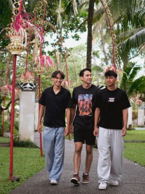 Donna Agnesia Instagram - The holidays are almost over.
But we had a great time!! 😍❤️
Walaupun gak selalu berlima, tapi setiap ada kesempatan bareng2, selalu to the max!! 🤗
Thank you for the holiday Mama & Kiddos, let’s start another journey!! 😉✊
Love you all!! ❤️
#thesinathrya #dariusdonna #liodiegosabrina #kiddos #family #love #bali