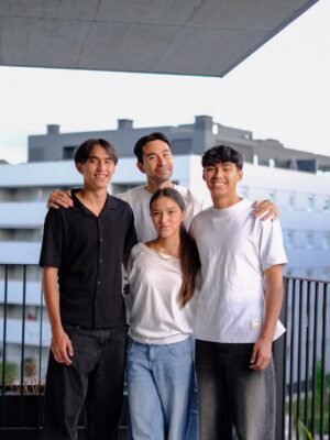 Donna Agnesia Instagram - Minggunya kita berempat kemarin… ❤️
Siapin semua plan buat seminggu kedepan, terutama setelah aku harus pulang ke Indonesia, belanja groceries, lalu santai2 di rumah seharian sampai sore, sebelum lanjut ke gereja.
Thank you kiddos buat semua pengertian & kemauan kuat kalian untuk jalani ini semua. Mama & Papa loves you so much!! 🤗❤️
Kurangnya cuma satu, mama udah harus pulang duluan.. 🥲
#thesinathrya #dariusdonna #liodiegosabrina #kiddos #family #love