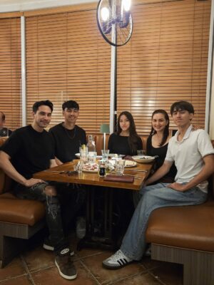Donna Agnesia Instagram - Family dinner di salah satu resto favorit 😍❤️
Love you so much kiddos 😘
#thesinathrya #dariusdonna #kiddos #liodiegosabrina