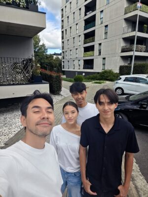 Donna Agnesia Instagram - Minggunya kita berempat kemarin… ❤️
Siapin semua plan buat seminggu kedepan, terutama setelah aku harus pulang ke Indonesia, belanja groceries, lalu santai2 di rumah seharian sampai sore, sebelum lanjut ke gereja.
Thank you kiddos buat semua pengertian & kemauan kuat kalian untuk jalani ini semua. Mama & Papa loves you so much!! 🤗❤️
Kurangnya cuma satu, mama udah harus pulang duluan.. 🥲
#thesinathrya #dariusdonna #liodiegosabrina #kiddos #family #love