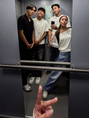 Donna Agnesia Instagram - Minggunya kita berempat kemarin… ❤️
Siapin semua plan buat seminggu kedepan, terutama setelah aku harus pulang ke Indonesia, belanja groceries, lalu santai2 di rumah seharian sampai sore, sebelum lanjut ke gereja.
Thank you kiddos buat semua pengertian & kemauan kuat kalian untuk jalani ini semua. Mama & Papa loves you so much!! 🤗❤️
Kurangnya cuma satu, mama udah harus pulang duluan.. 🥲
#thesinathrya #dariusdonna #liodiegosabrina #kiddos #family #love